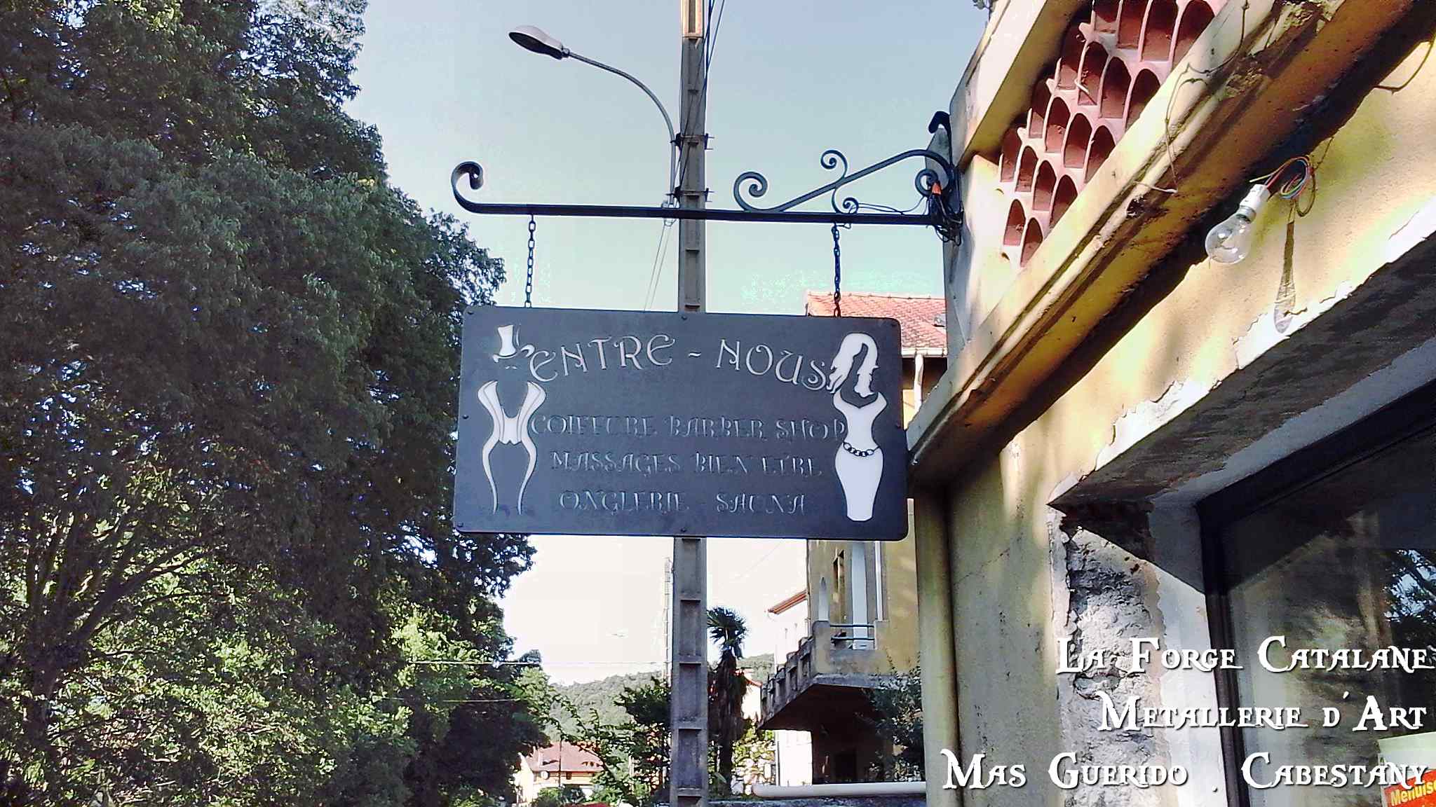 enseigne en drapeau coiffeur entre nous arles tech forge catalane.jpg